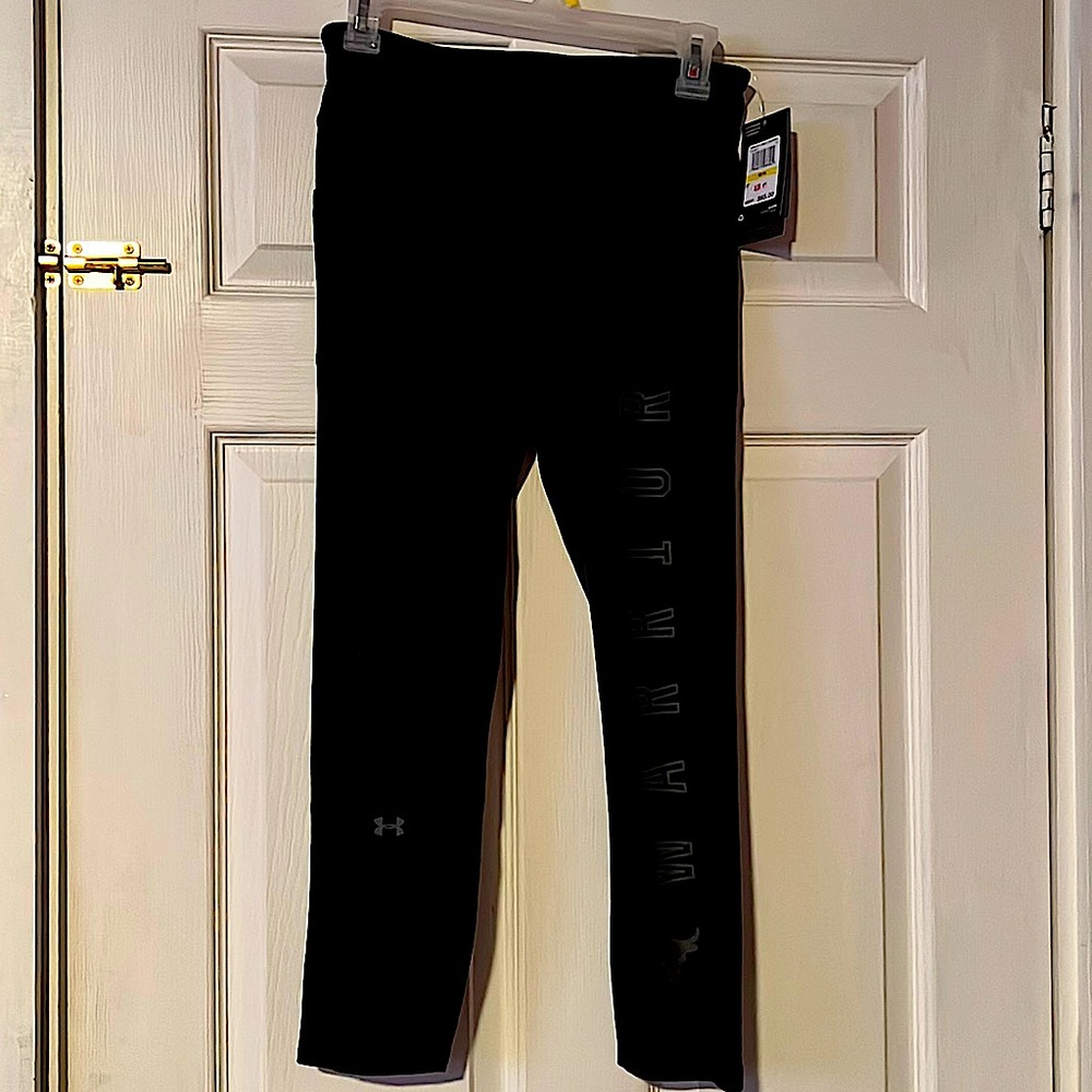 Under Amour black ankle workout pants with side pockets